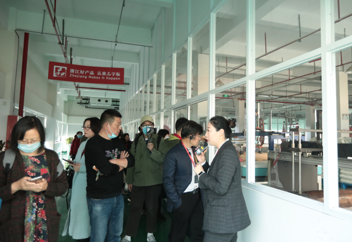 工厂设置了透明的玻璃窗,所有的产品线一目了然